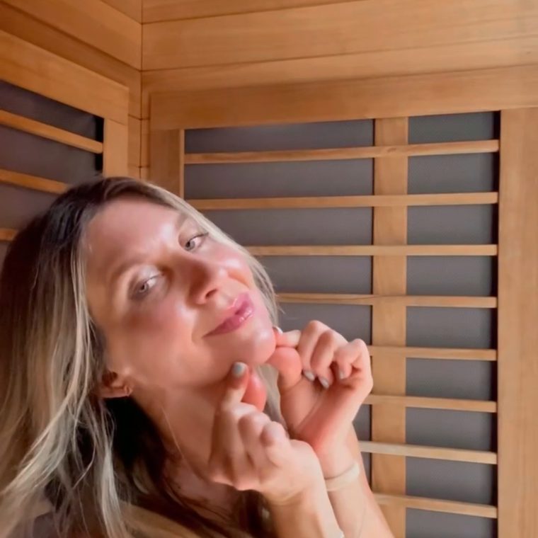 Kelsy Elle demonstrating a move under the chin.